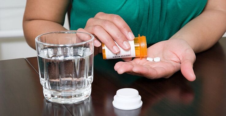 Tomar comprimidos para aliviar a dor nas costas